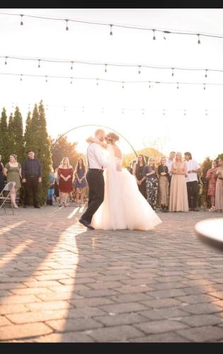 willows venue first dance outside